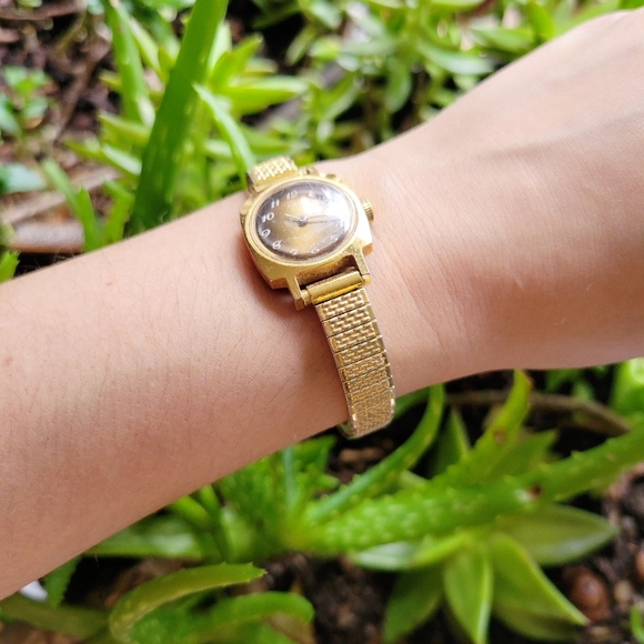 Vintage Timex Gold Stretch Watch - Picture 5 of 11